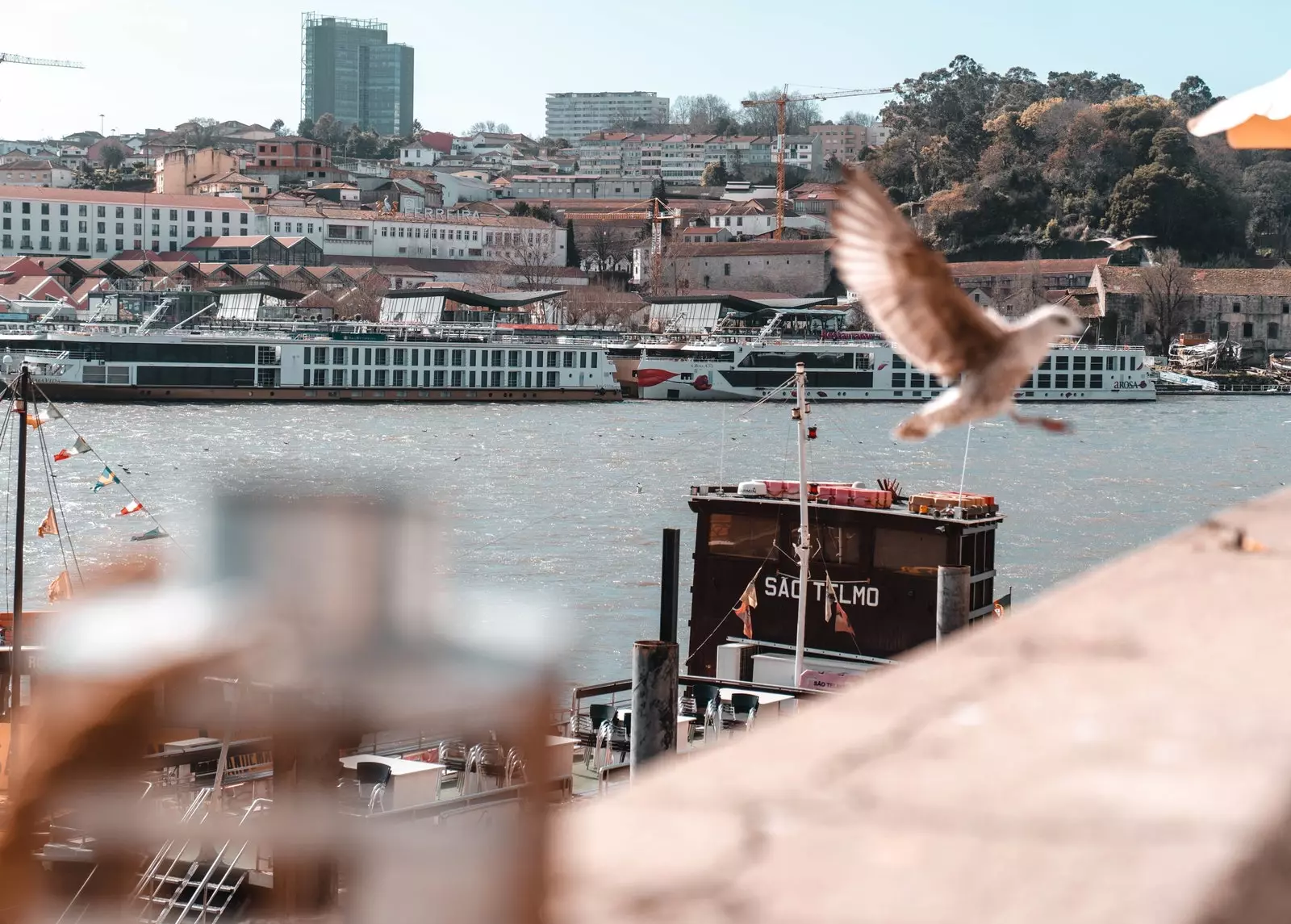 Porto's 'ribeira' kuckt Richtung Vila Nova de Gaia