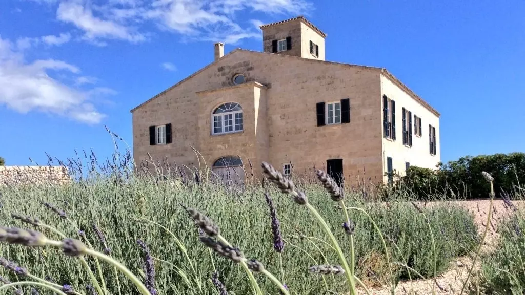 Cugó Gran Menorca eng Menorcan Stad zu Sant Climent.