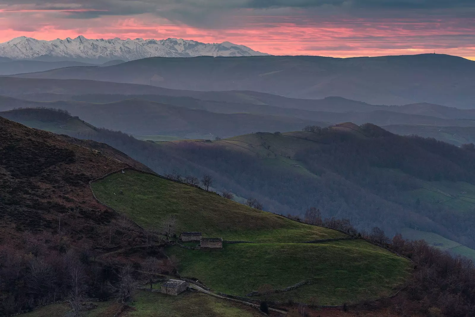 Neticama ainava Pas ielejā Kantabrijas Valles Pasiegos.