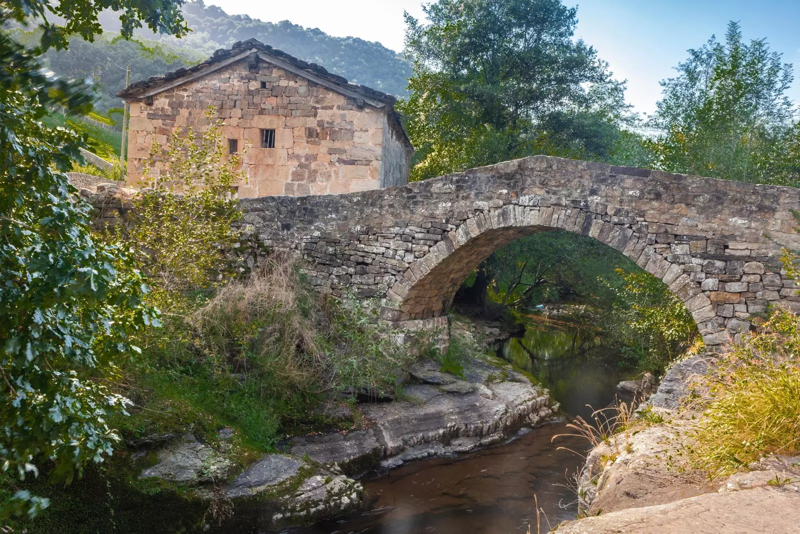 Пулҳои сангини кокетӣ, шаршараҳо ва ҳавзҳои об ба роҳи Valle del Deceit Cantabria нигоҳ мекунанд.