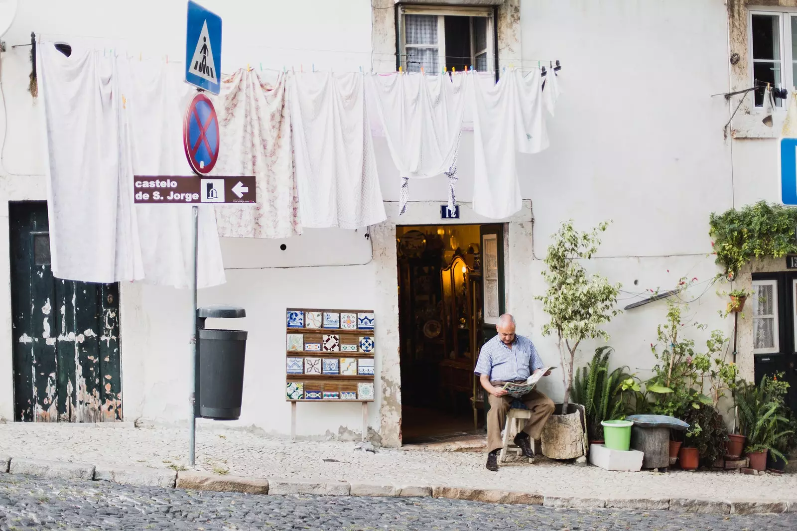 Het buurtleven in Lissabon bestaat en is in Alfama