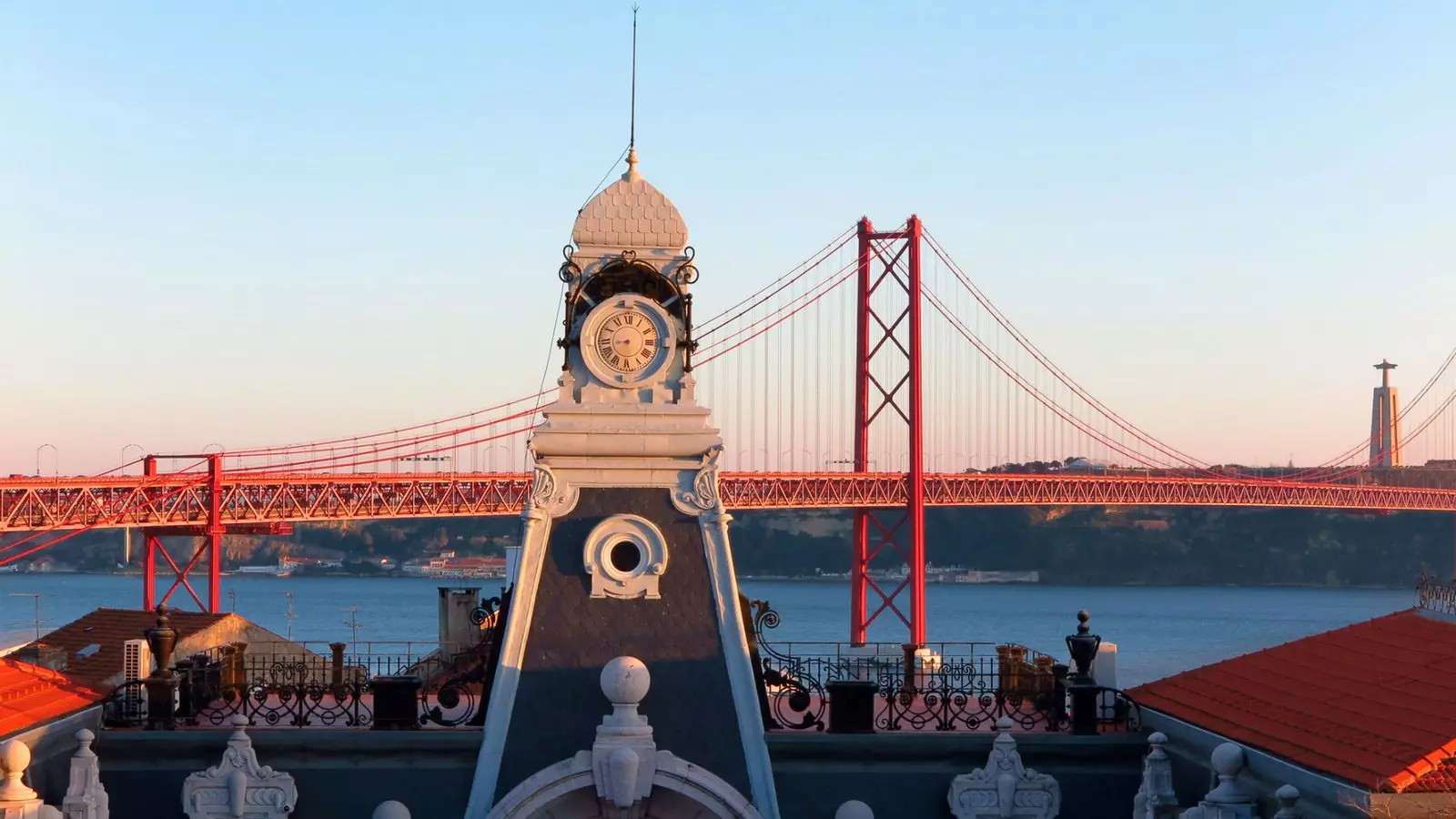 Віды з даху старых стайняў Pestana Palace Lisboa.