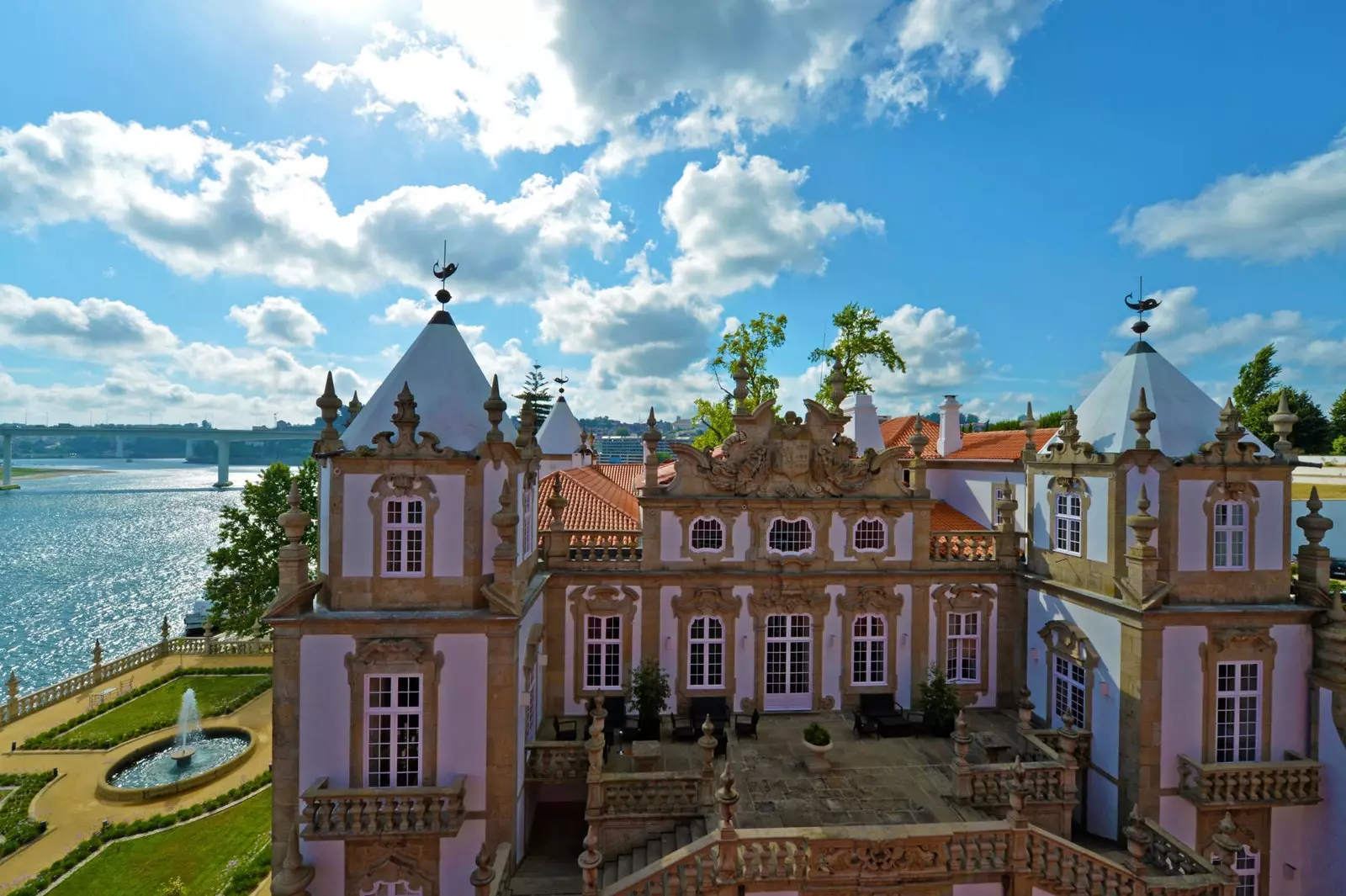 Gevel en tuinen van het Pestana Palàcio do Freixo gelegen aan de oevers van de Duero.