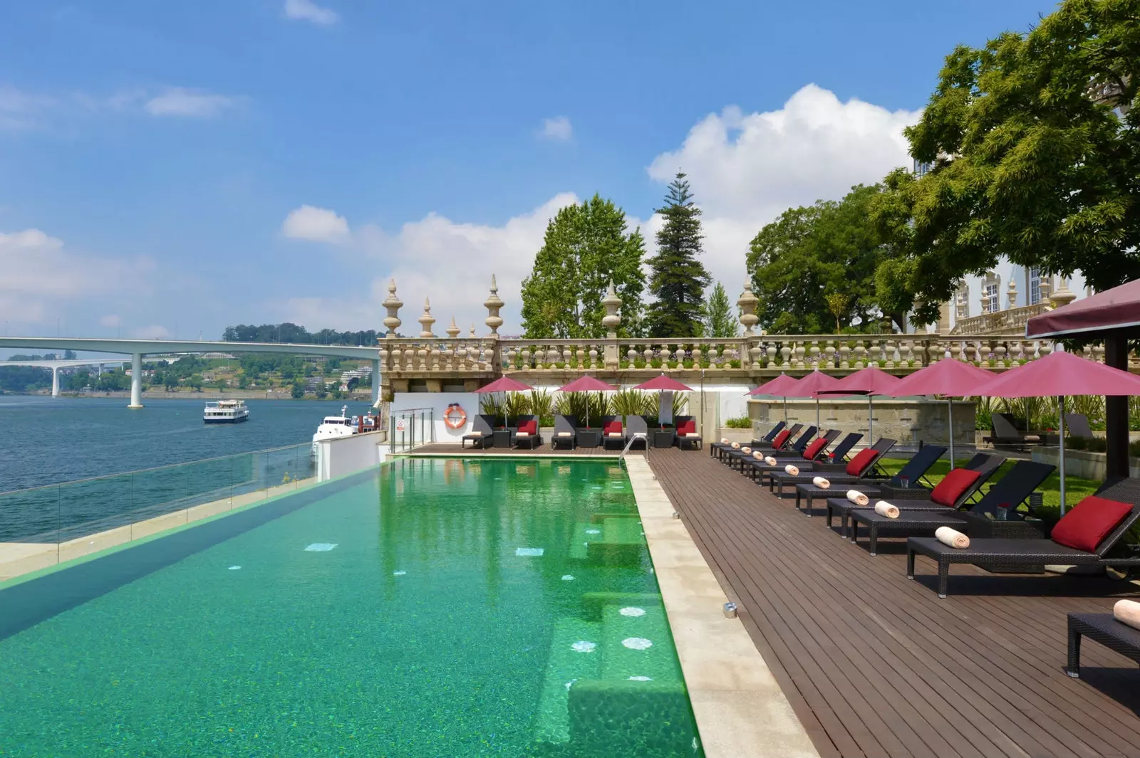 A panorámás medence a Pestana Palacio do Freixo egyik igénye.