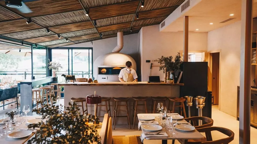 Bei Primera Vaca preparéiert de Chef Álex Ortiz eng vun de leckere Pizzaen, déi op dëser Plaz zu Suesa aus dem Uewen kommen.