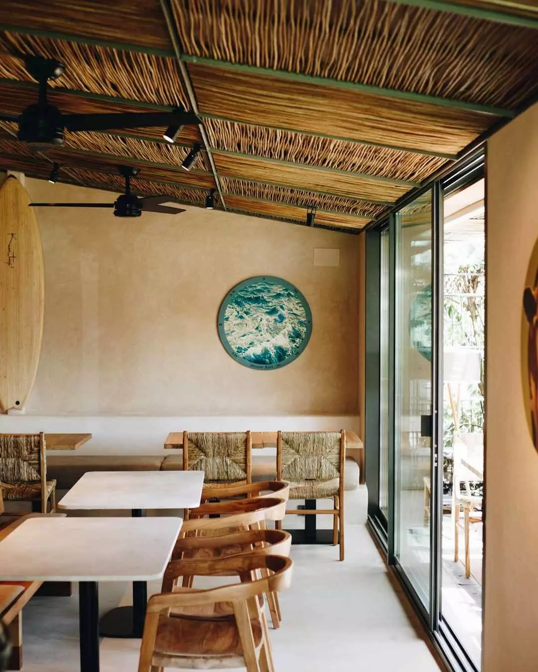 Surfer atmosphere in the Primera Vaca restaurant a stone's throw from Somo, a paradise for waves in Somo.