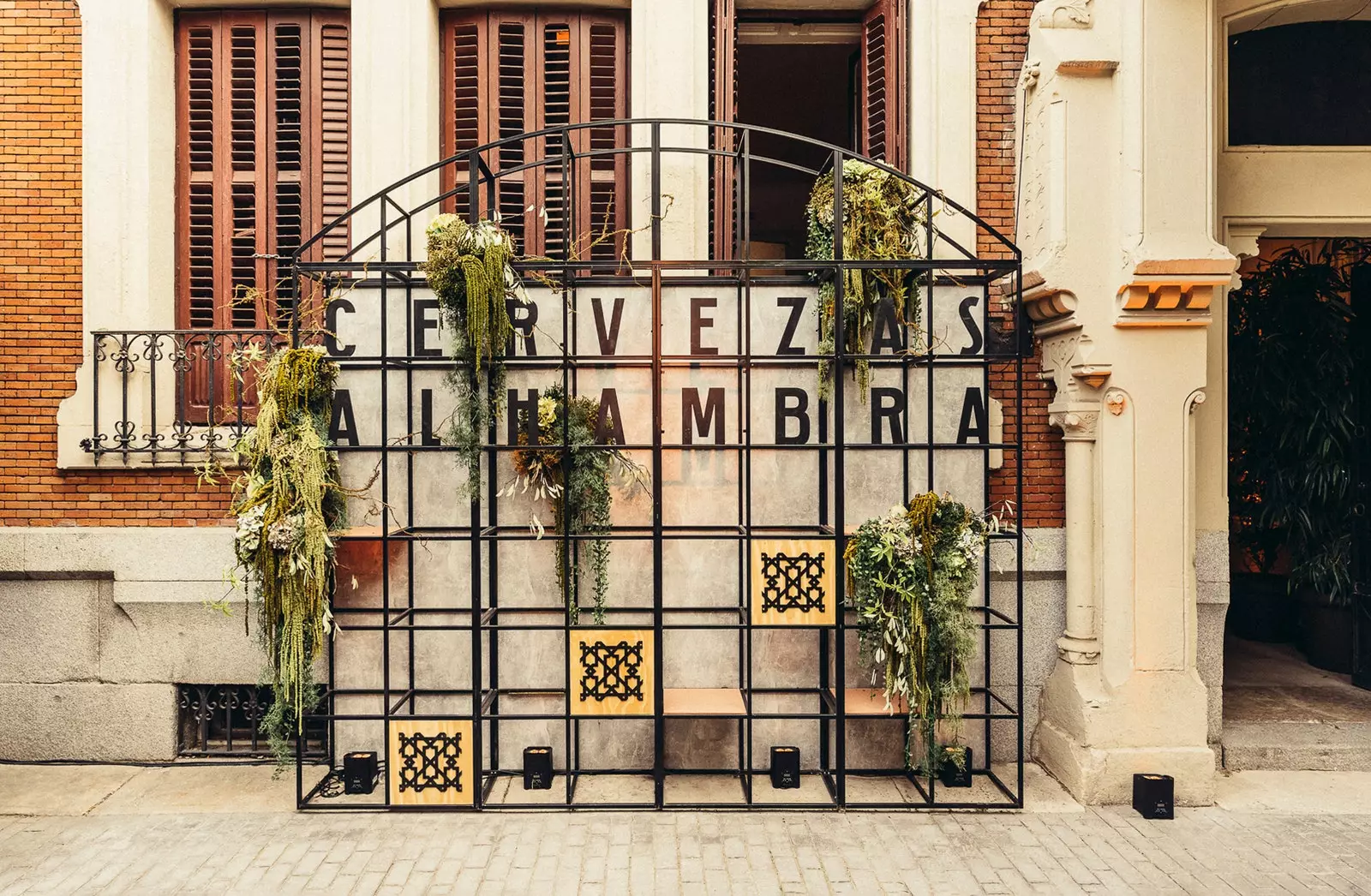 Vonkajší vchod do Alhambra Beer Garden Madrid