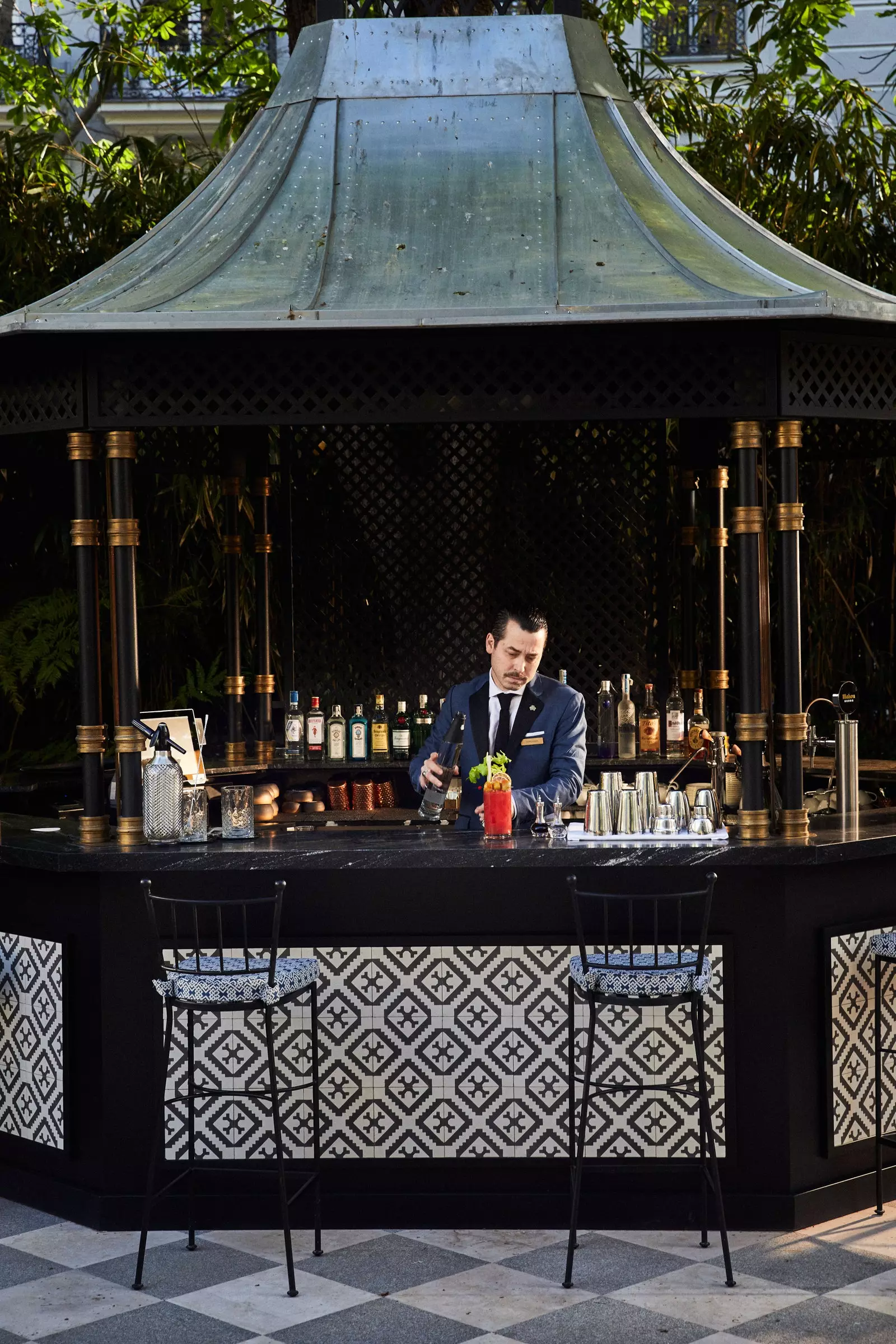 Le nouvel endroit à être à Madrid est une terrasse avec un kiosque à l'intérieur d'un hôtel unique