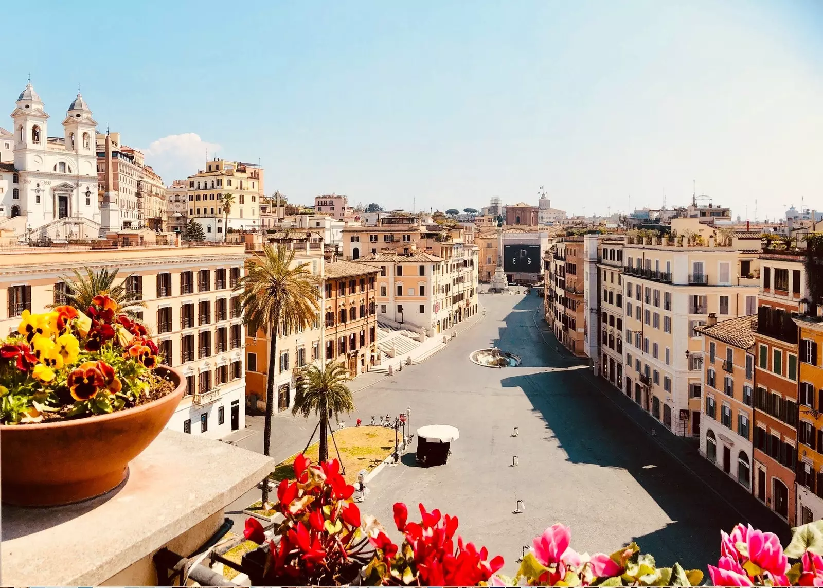 Terrazza con vista su Piazza di Spagna a Roma.