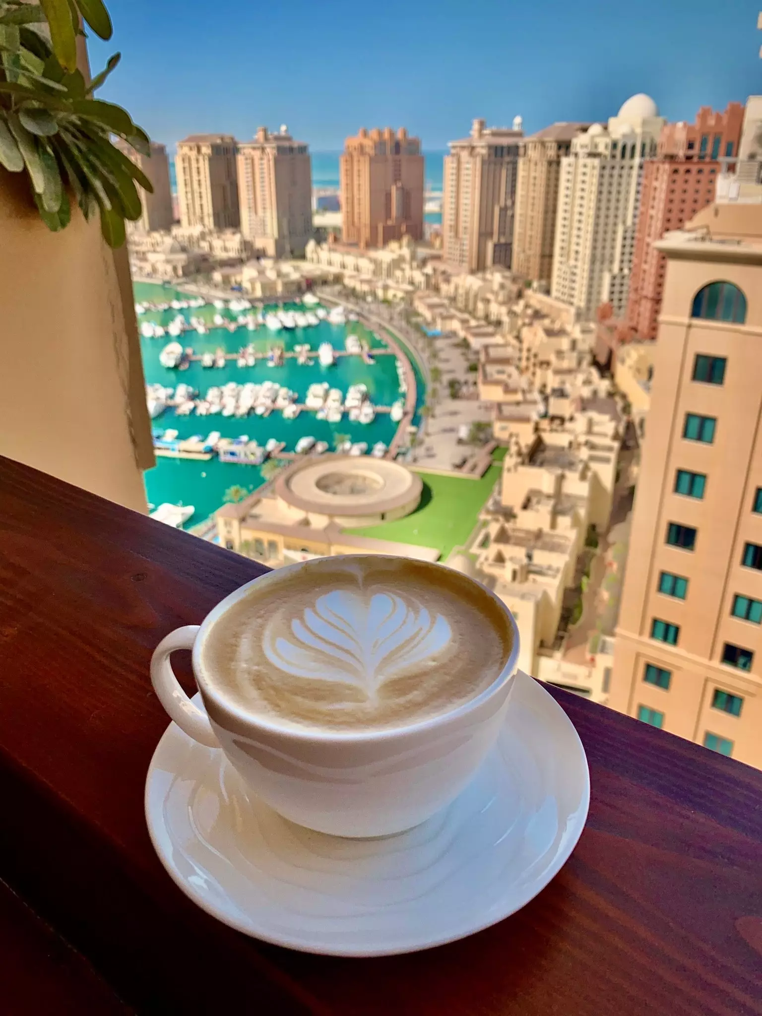 Ein Café mit Aussicht in Doha, Katar.