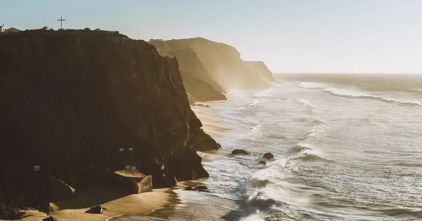 Praia de Santa Cruz vill méi wéi Surfen