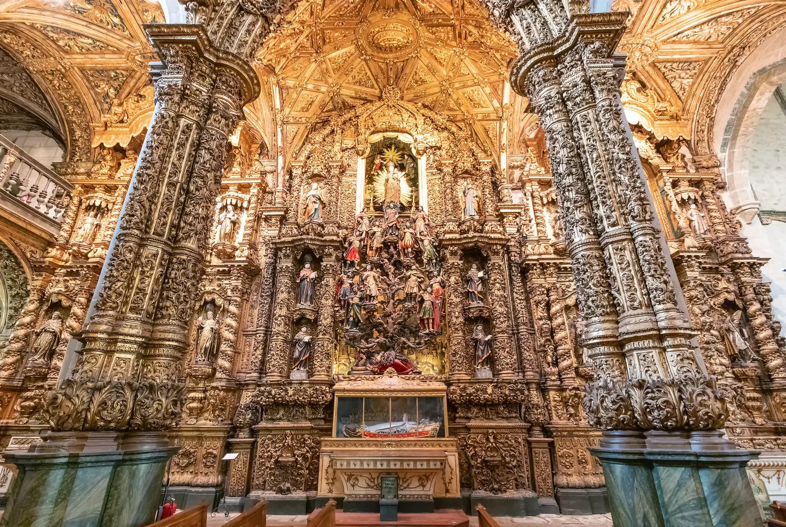 Igreja de San-Fransiskoning oltin ichki qismida.