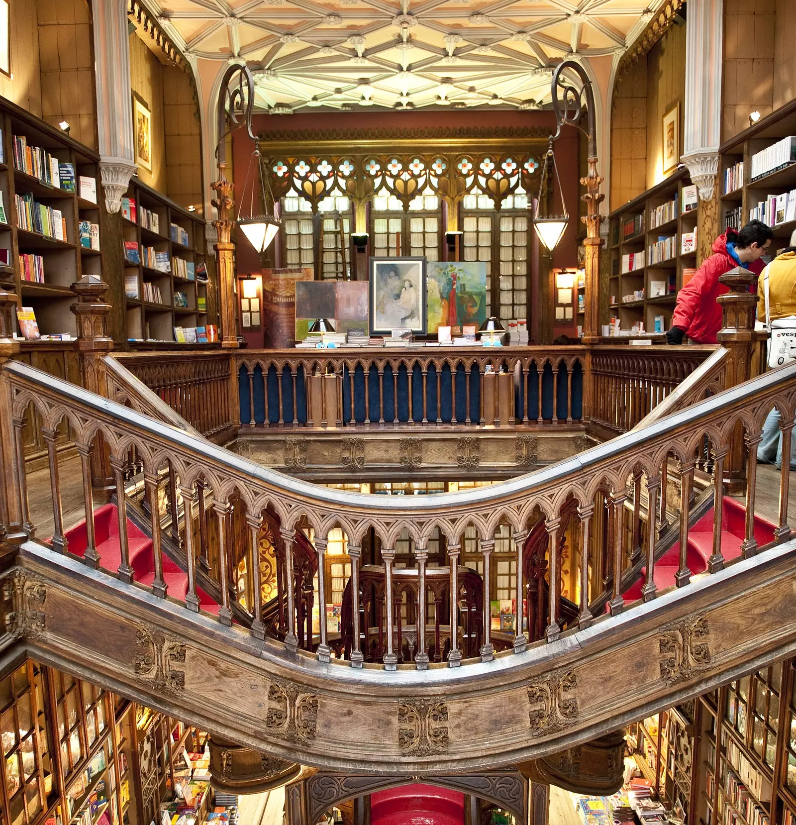 Dentro la libreria Lello