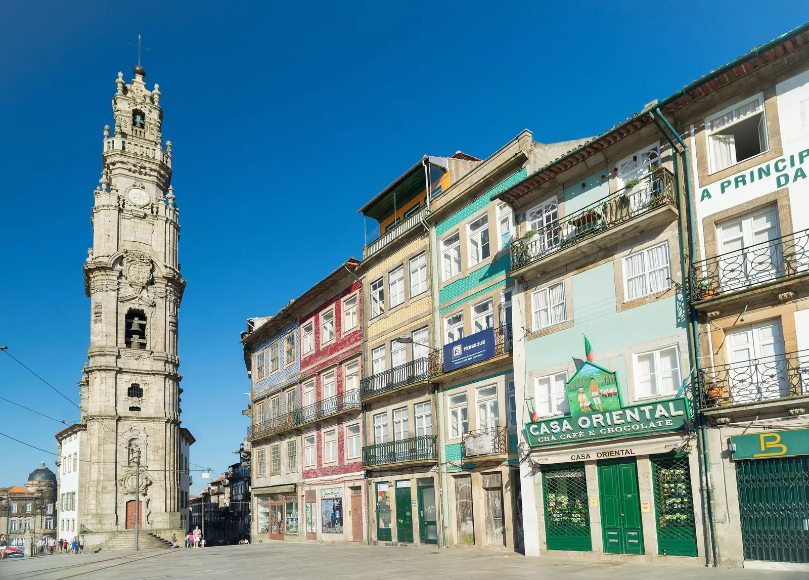 Blick auf Torre dos Clrigos neben traditionellen Fassaden von Porto.