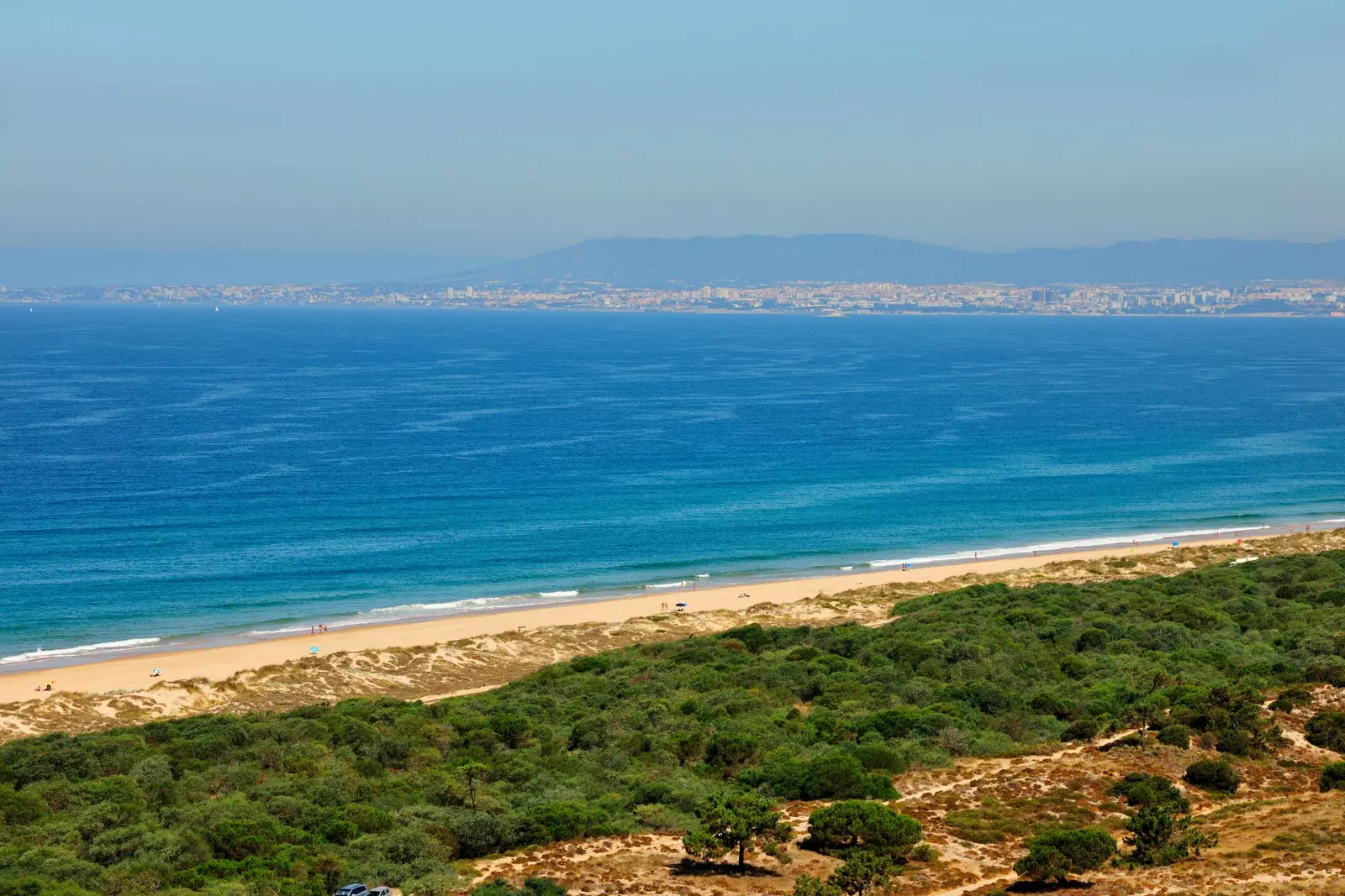 Die nahe gelegene Costa da Caparica ist der Favorit von Lissabon für einen Strandurlaub.