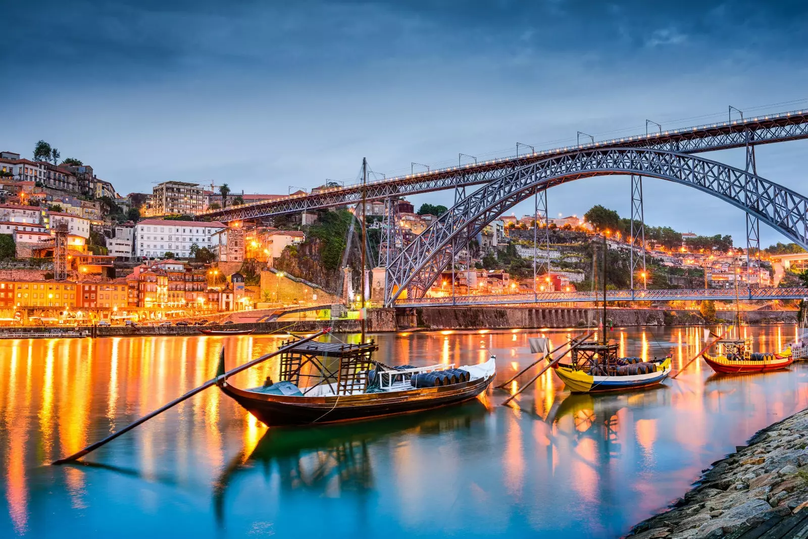 Vila Nova de Gaia mund të arrihet përmes urës Don Luis I ose në një rabelo, varka në të cilën...