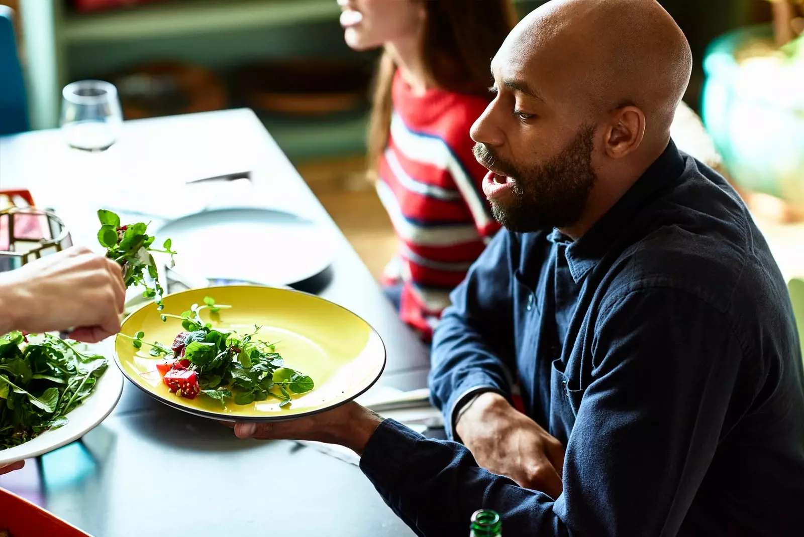 lelaki makan salad