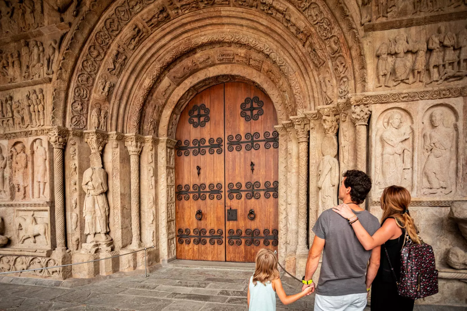 Muka depan Biara Santa Maria de Ripoll.