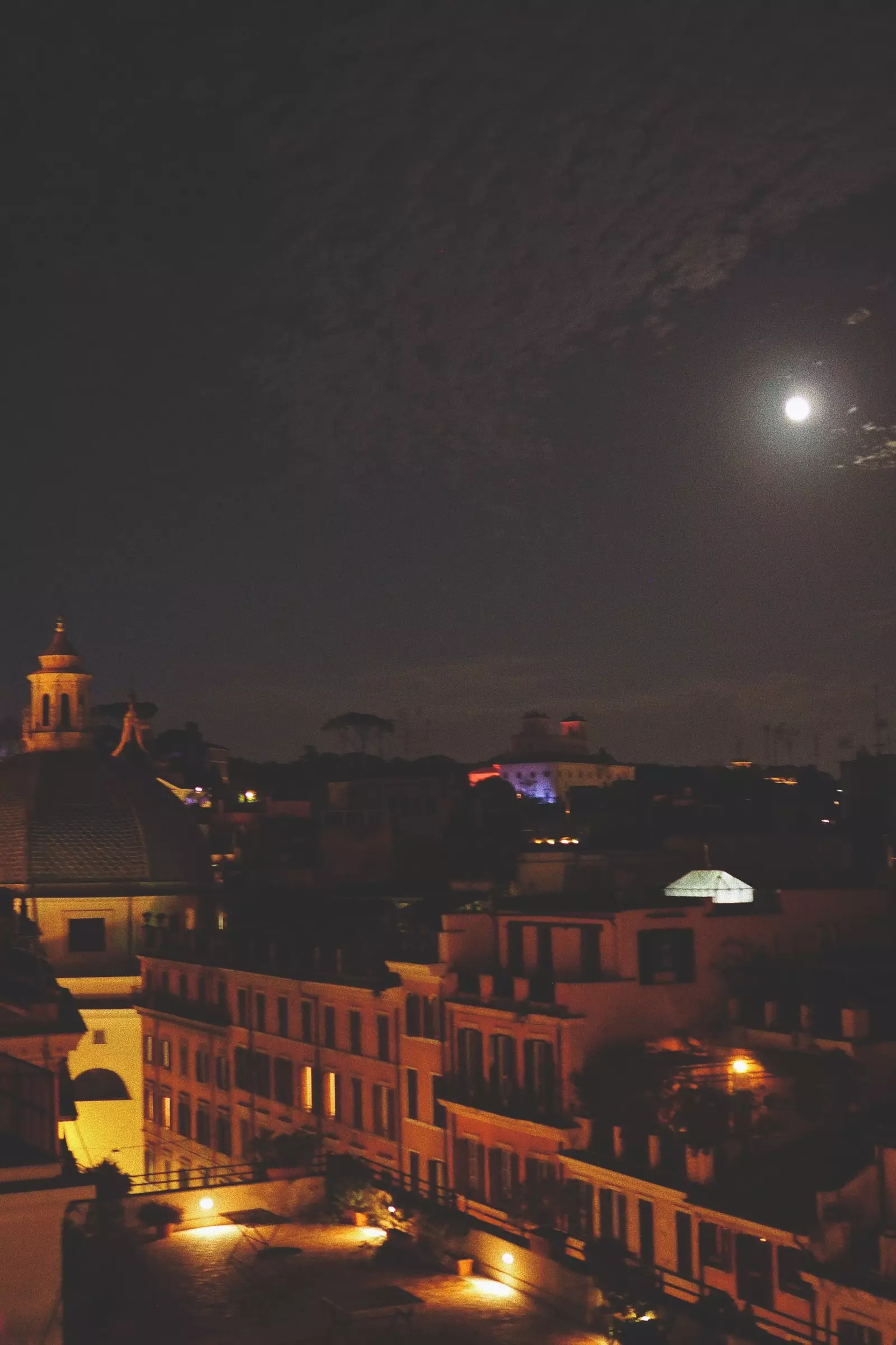 Terrassa de l'hotel Locarno de nit.