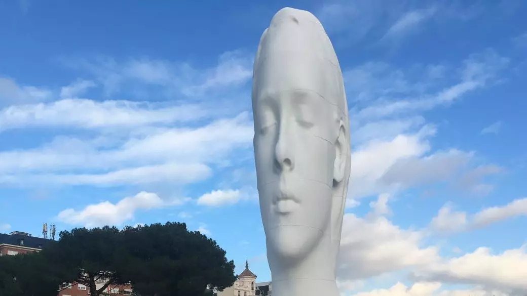 "Julia", velikanska skulptura Jaumeja Plense, podaljša svoje bivanje na Plaza de Colón do decembra 2021