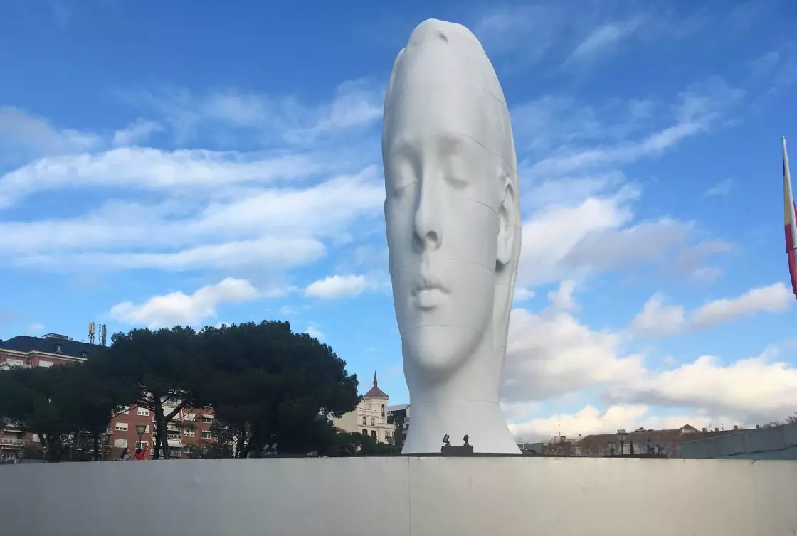 La nena Julia va ocupar el pedestal del marí genovs de la Plaça de Colom fins al 20 desembre de 2019.