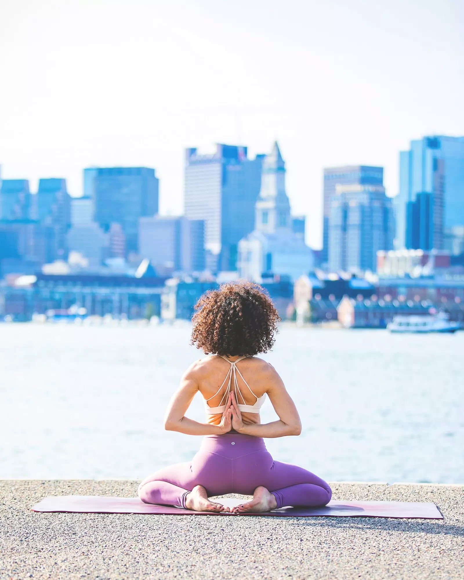 Kvinne gjør yoga i en by