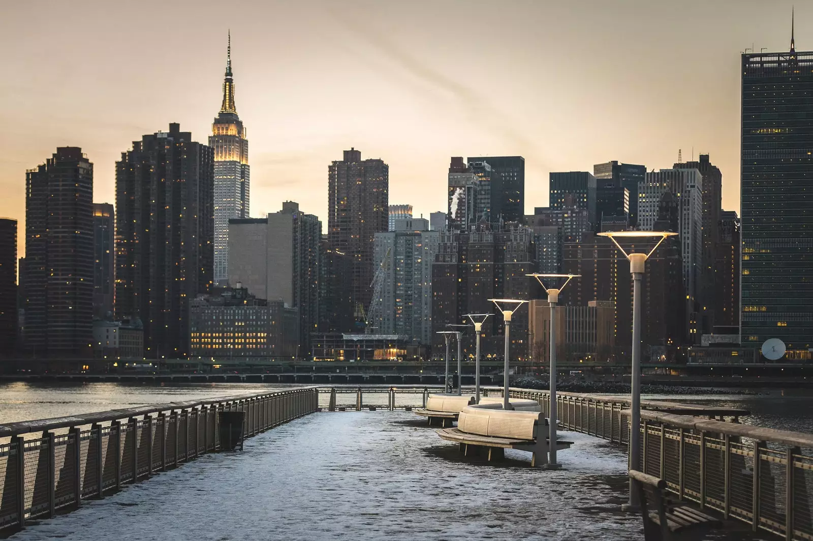 Pemandangan gedung pencakar langit Manhattan dari Gantry Plaza