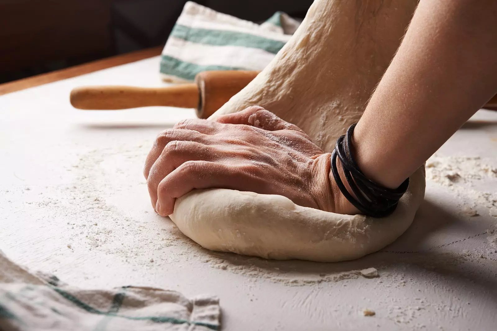 Baker che impasta il pane