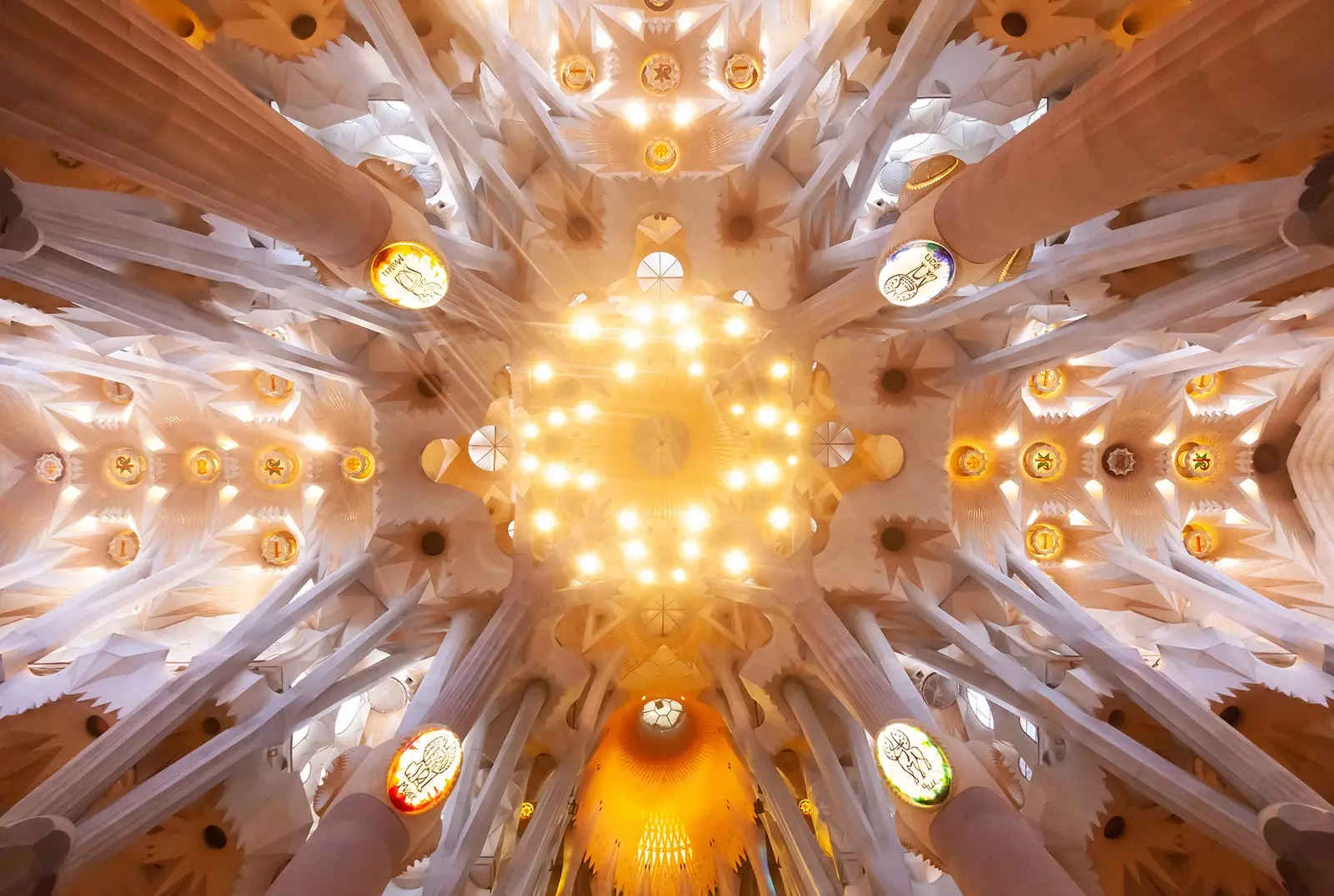 Fény minden a Sagrada Familia belsejében