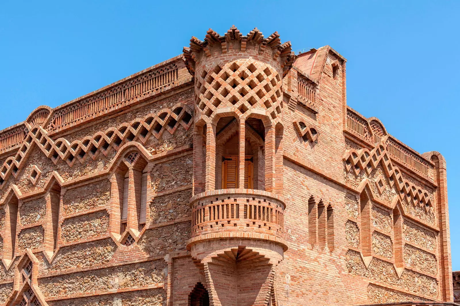 مبنى Colonia Güell الحداثي