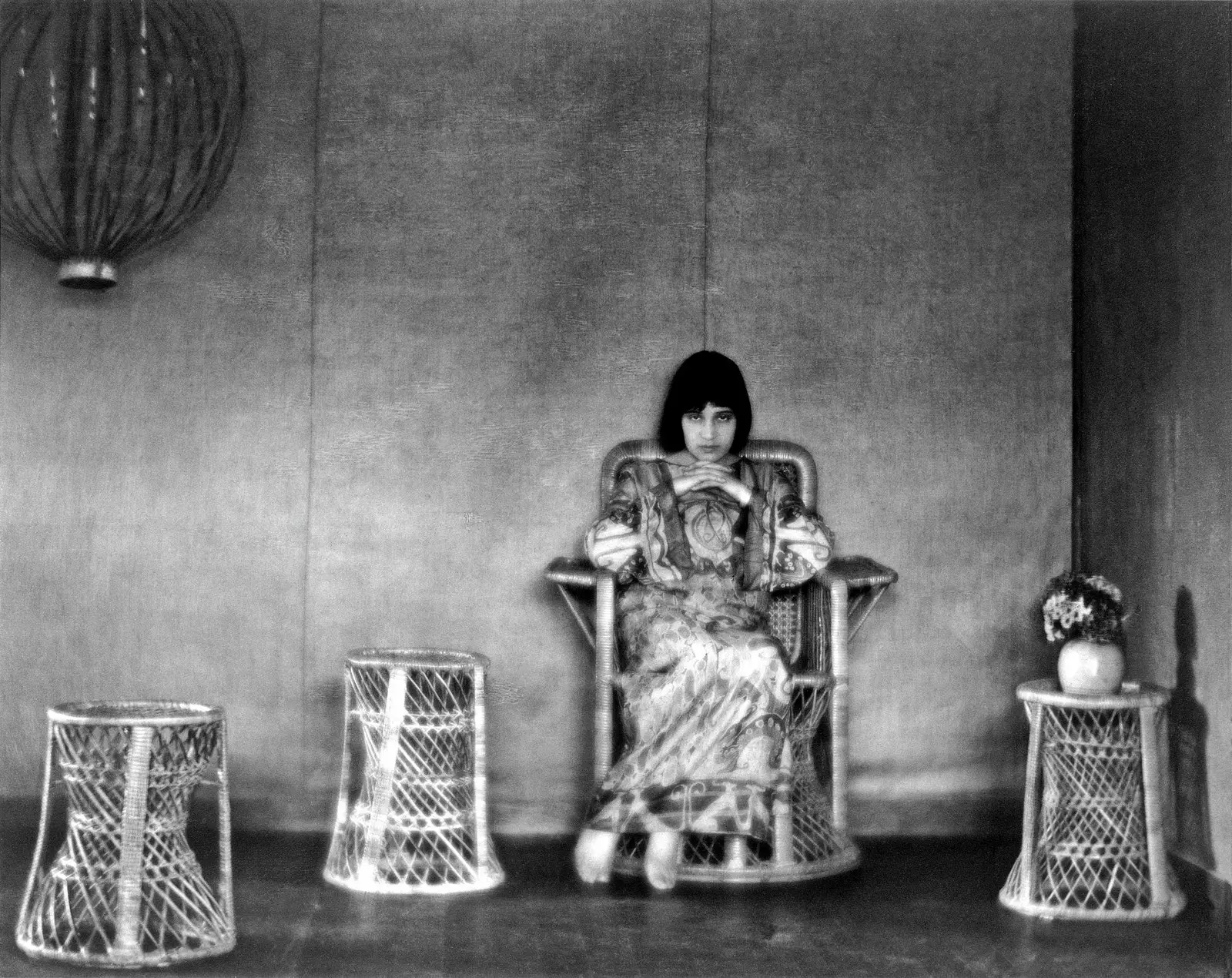 Svartvitt fotografi av Tina Modotti i Edward Westons fotografiska verkstad 1922