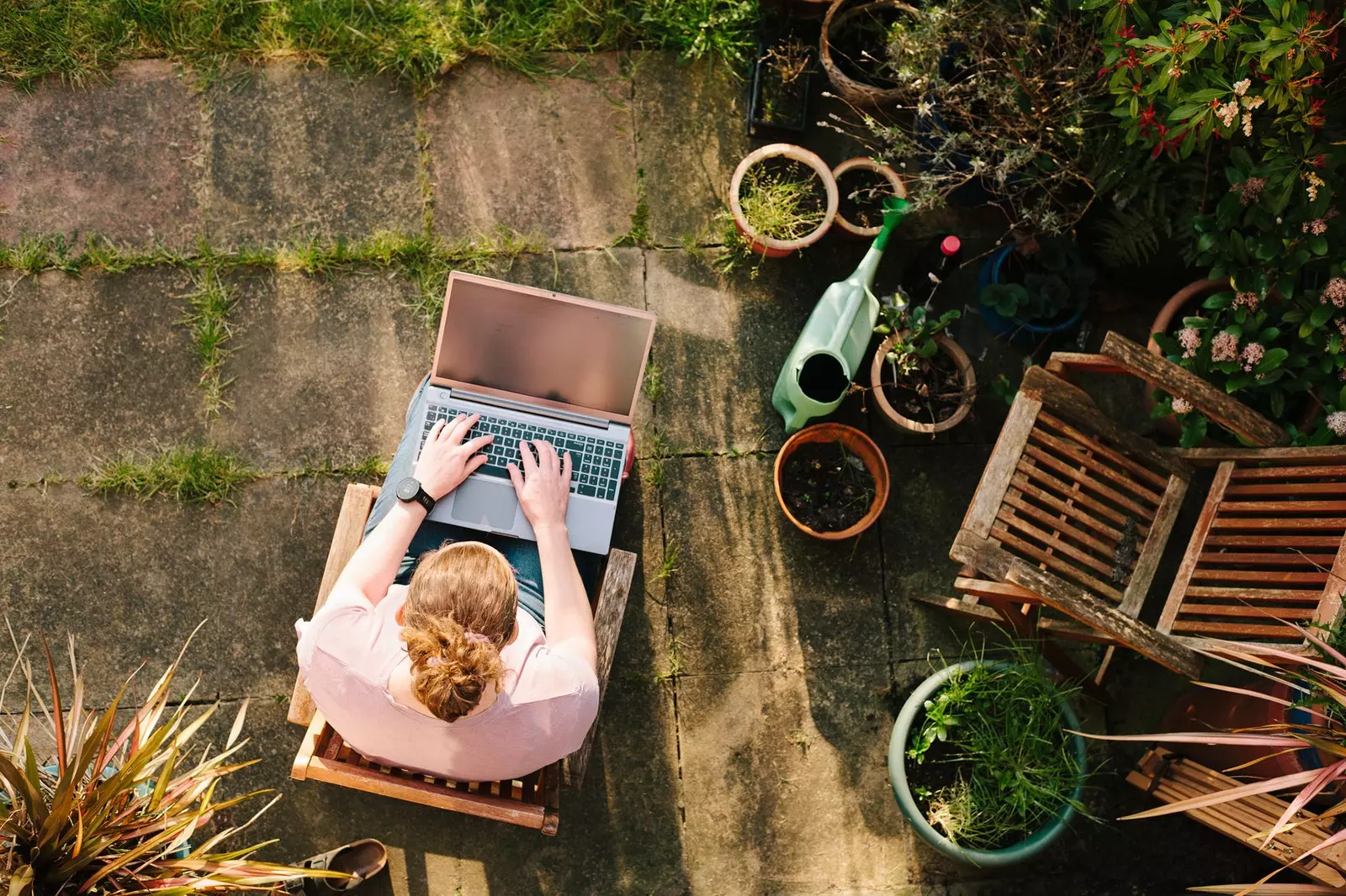 Жена, работеща в градина