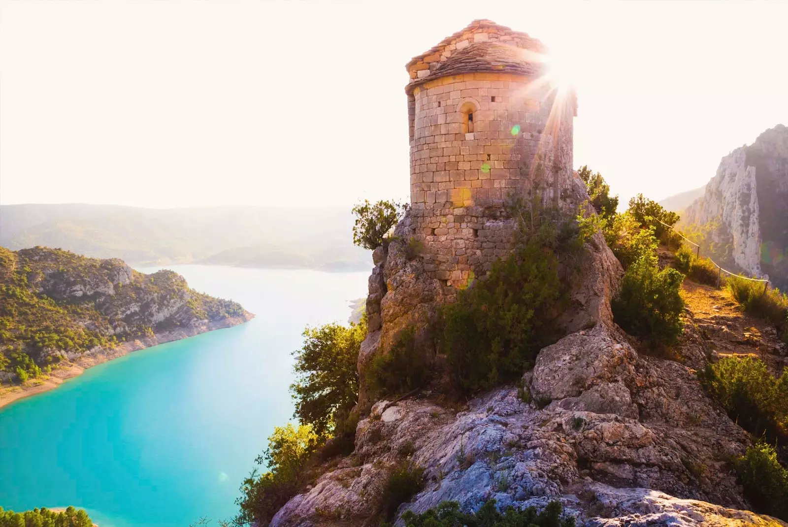 tour au-dessus du réservoir dans les pyrénées catalanes