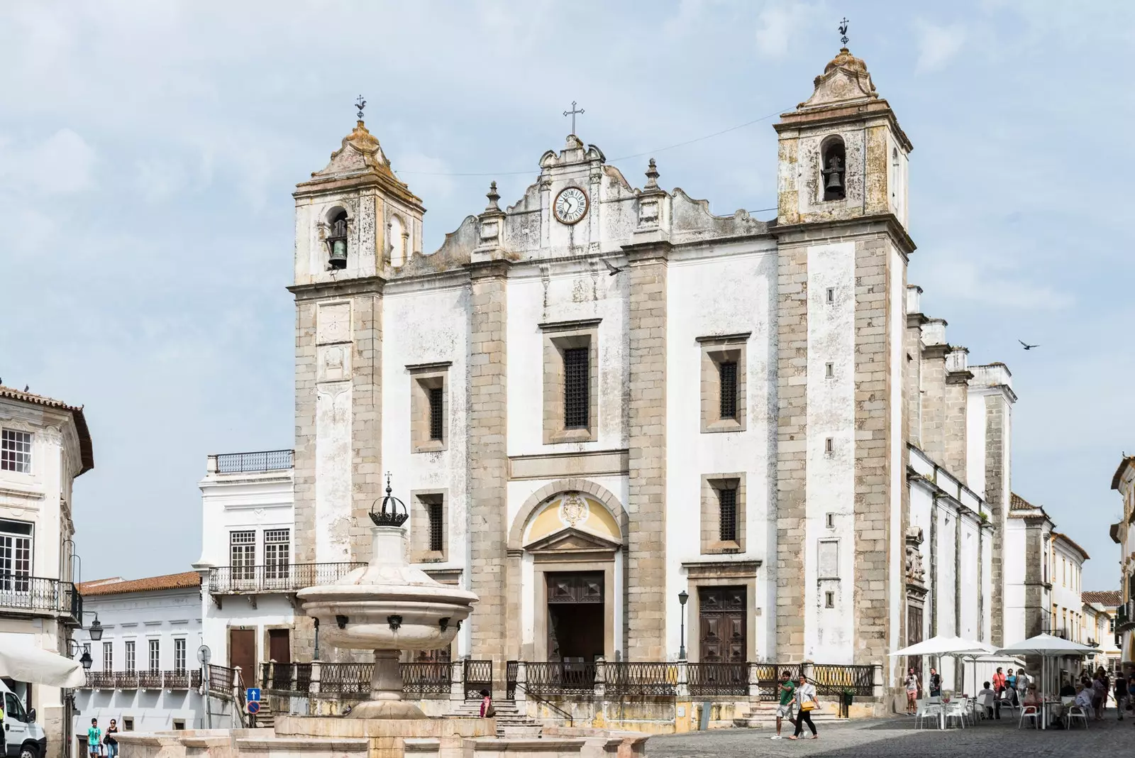 Praça Porticada do Giraldo с церковью Санту-Антао