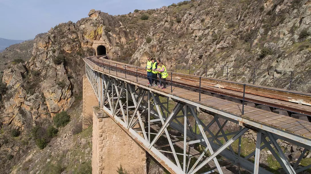 Der Camino de Hierro öffnet sich, ein Pfad aus Tunneln und Brücken durch die Arribes del Duero