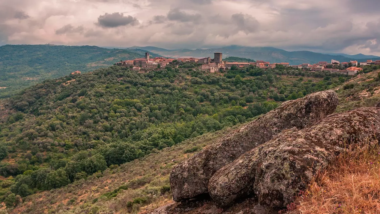 Die Sierra de Francia, die Region Salamanca mit märchenhaften Dörfern, die im Herbst blühen