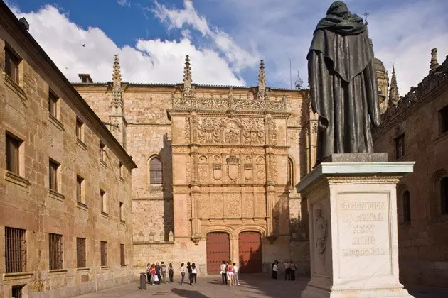 La façana de la Universitat va de buscar la granota