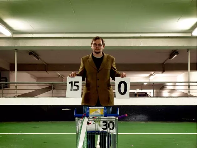 Tennistoernooi op een parkeerplaats van een supermarkt