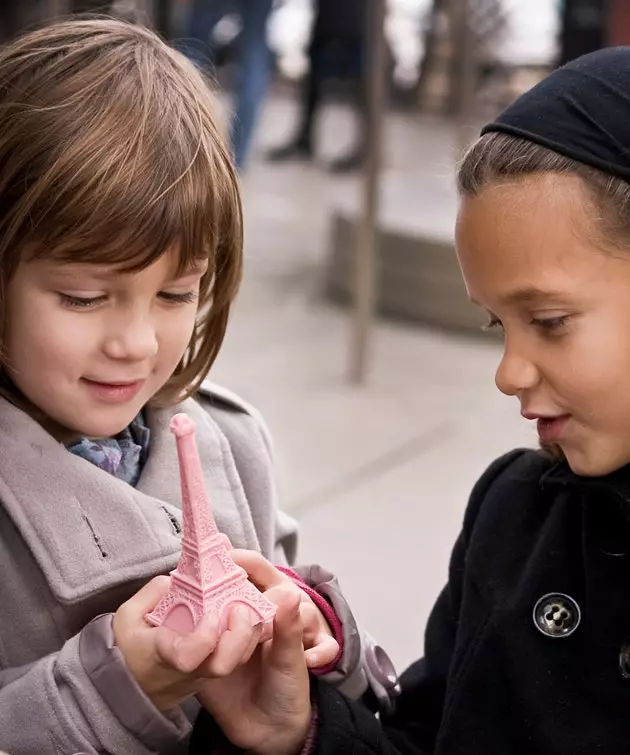 Ragazze con il loro souvenir della Torre Eiffel