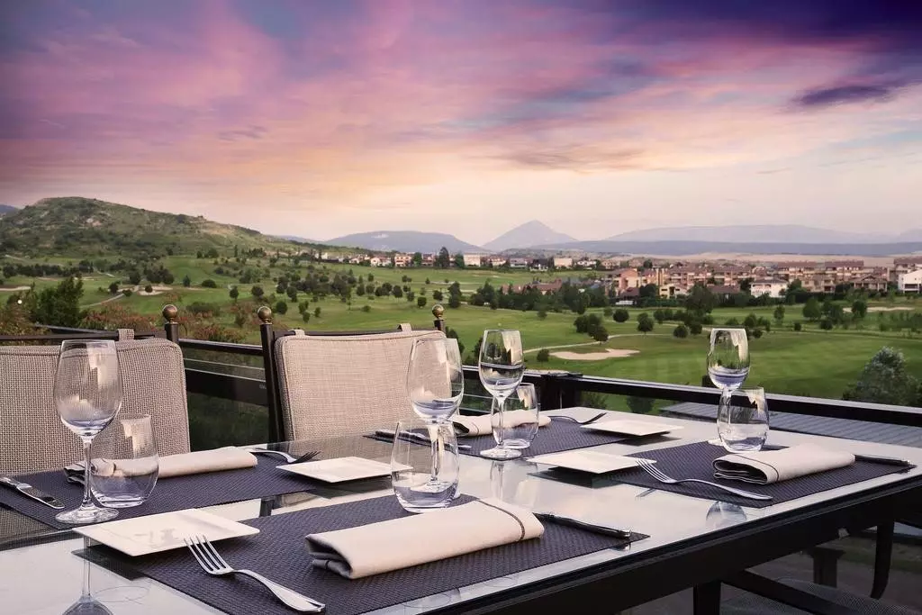 Castillo de Gorriz Golf Spa otelinin terrasından gün batımı