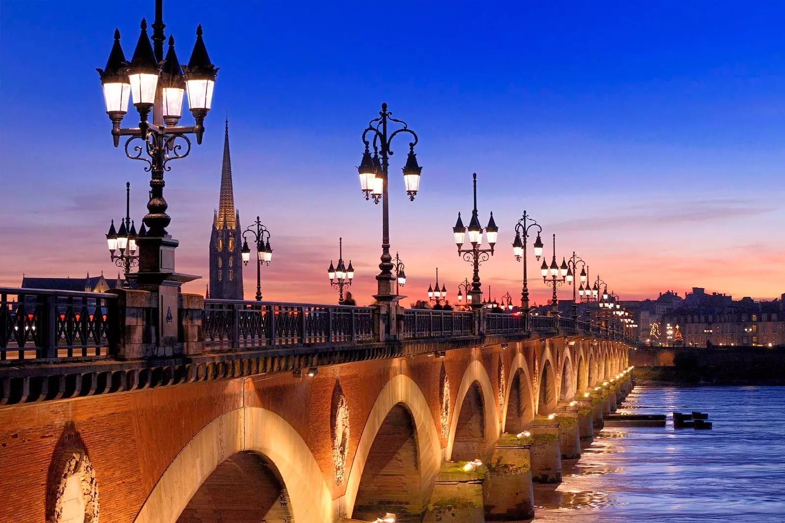 Ponte sul fiume Garonna a Bordeaux