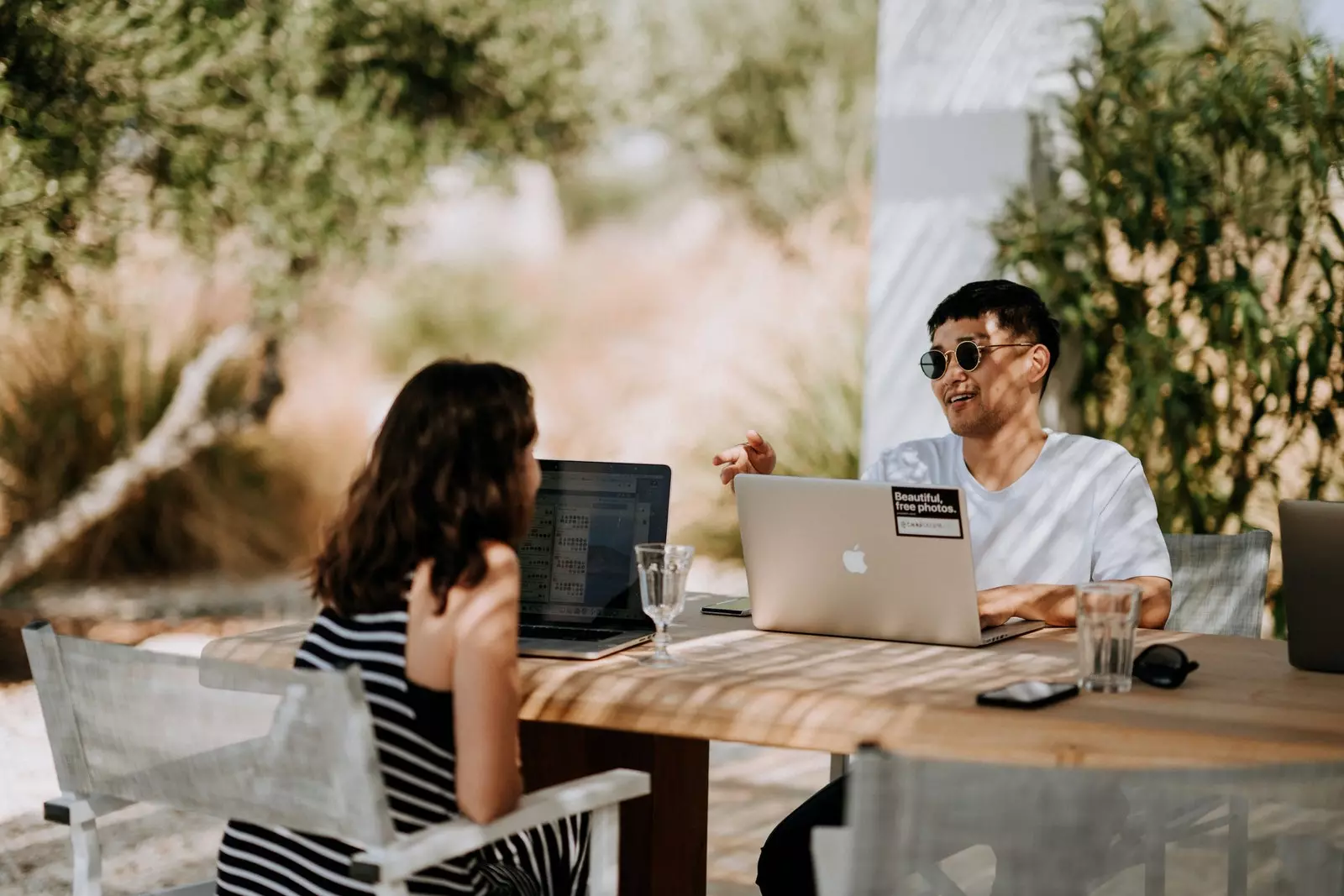 It-telecommuting jippermettilek li tqatta’ ħin f’postijiet oħra