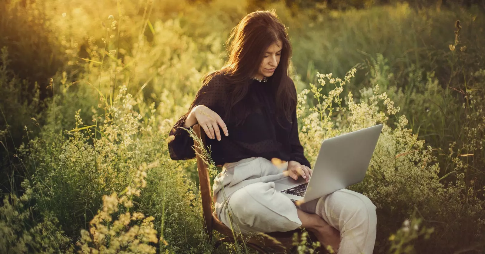 Mara teleworking fil-qasam bil-laptop tagħha