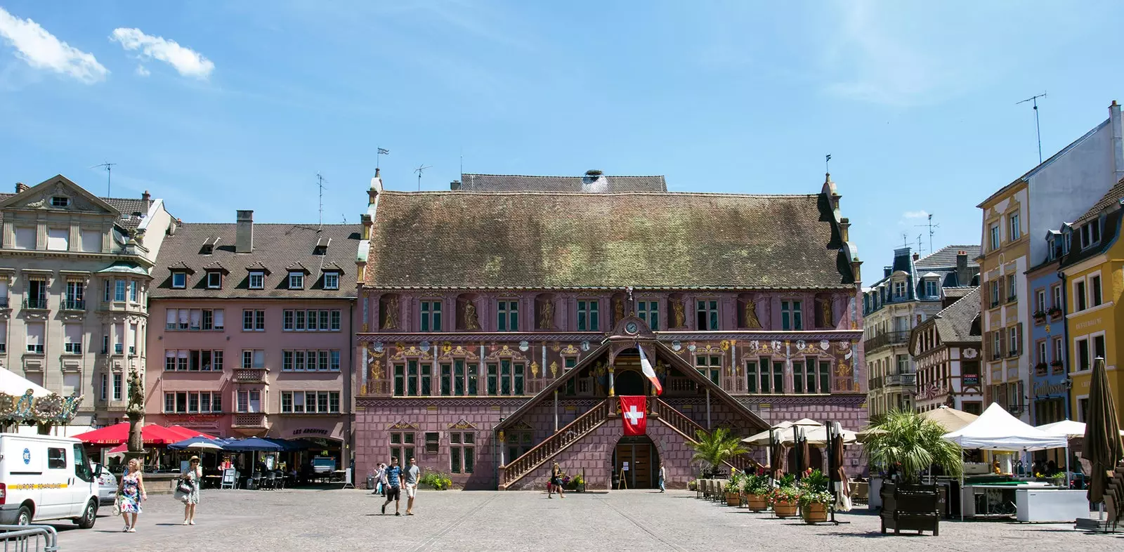 Sonniger Platz in Mulhouse.