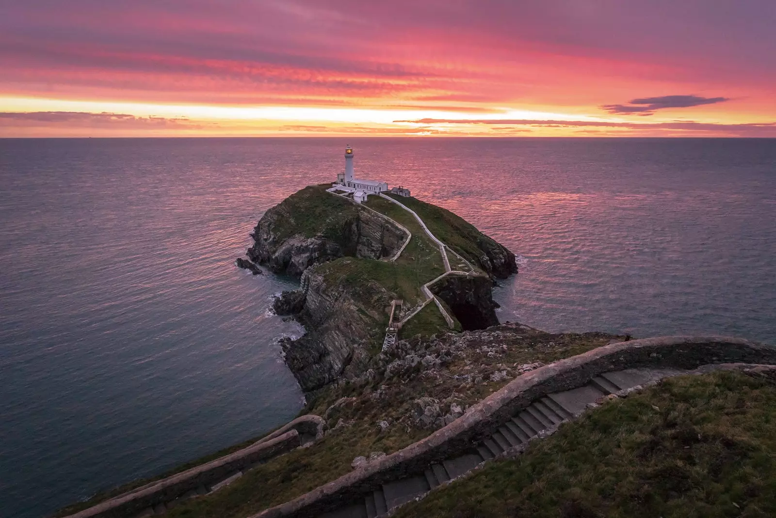 O farol de Anglesey no caminho de North Wales