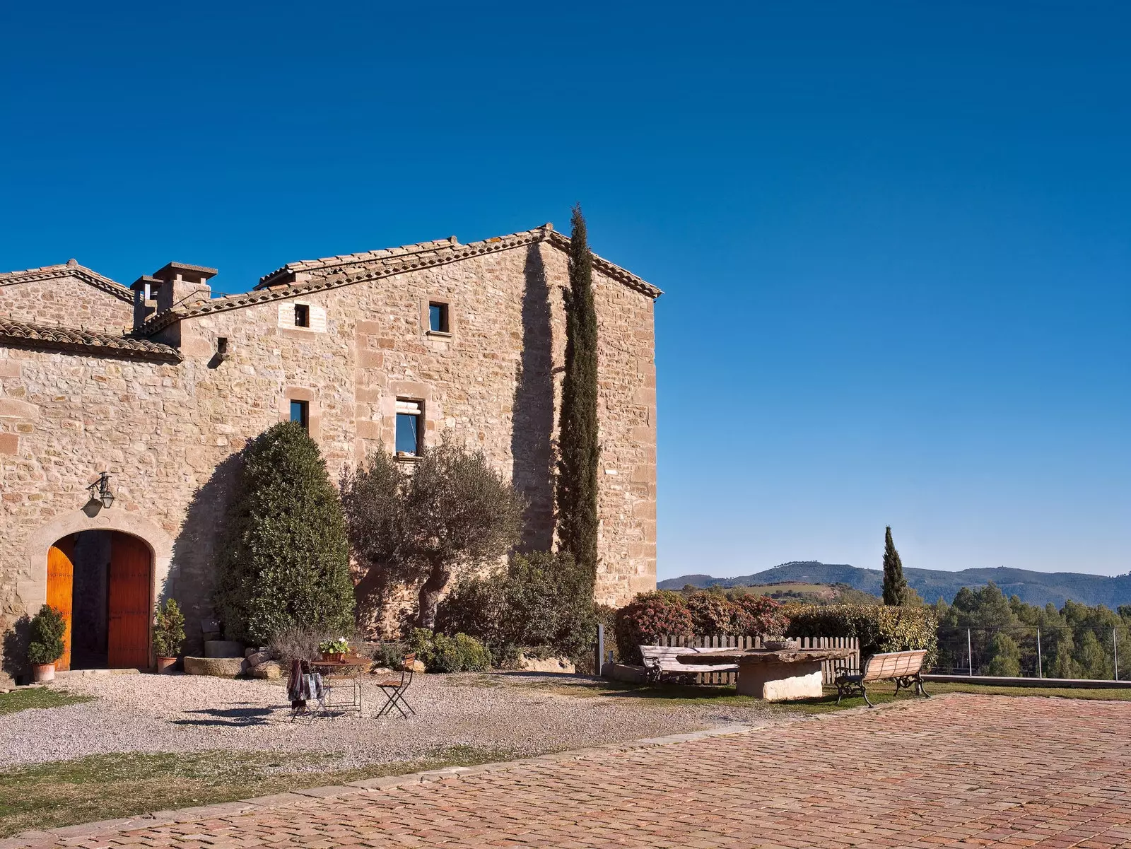 Des del mas medieval La Garriga es veu la muntanya de Montserrat.