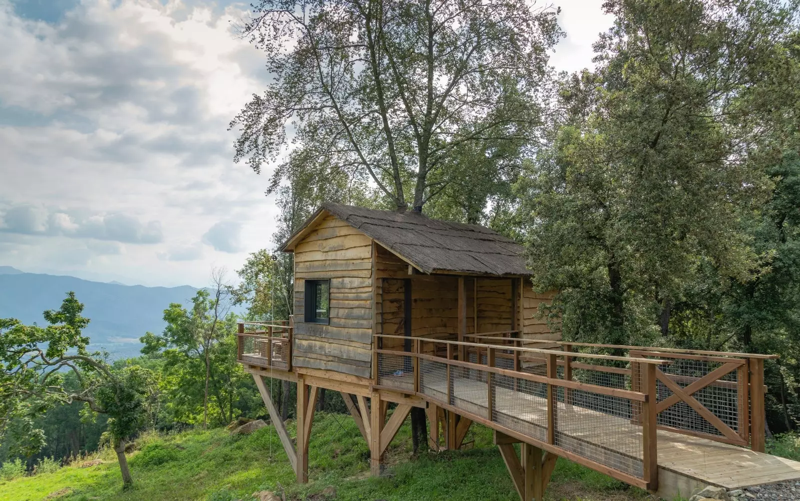 Cabanya Coll d'Espunya de hut met buitenjacuzzi.