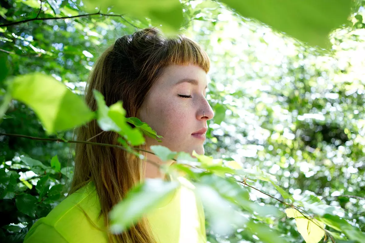 meisje sluit haar ogen in de natuur