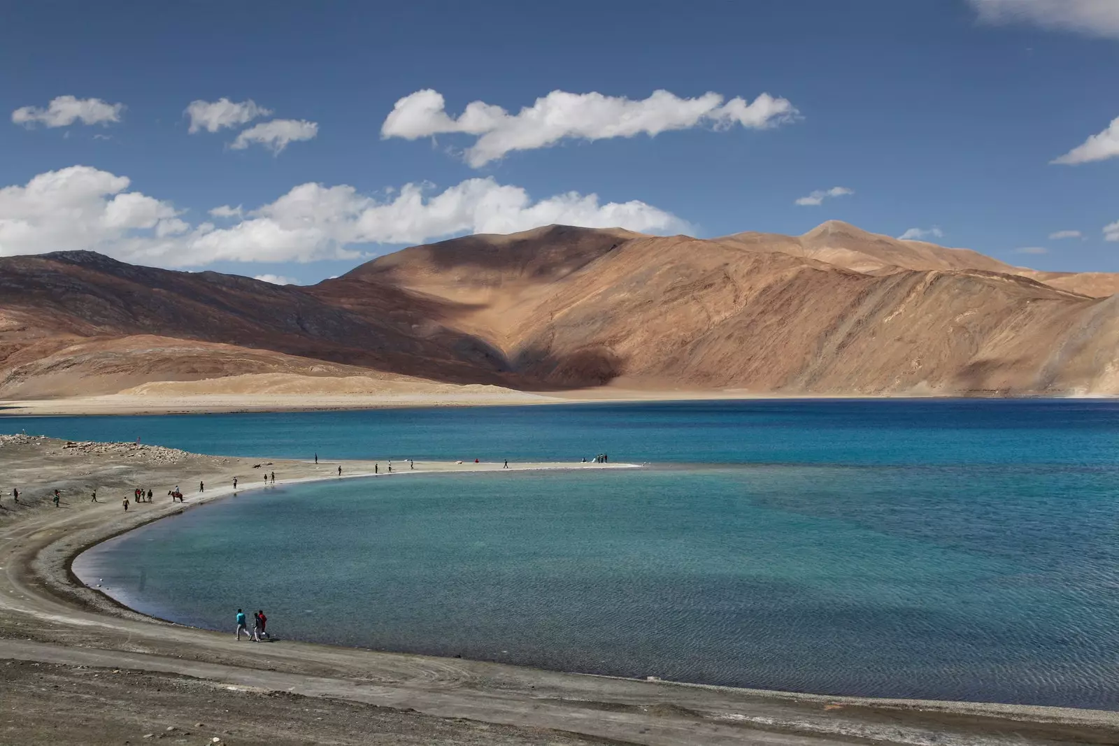 Hegyek és a Pangong-tó partvonala Ladakh Indiában