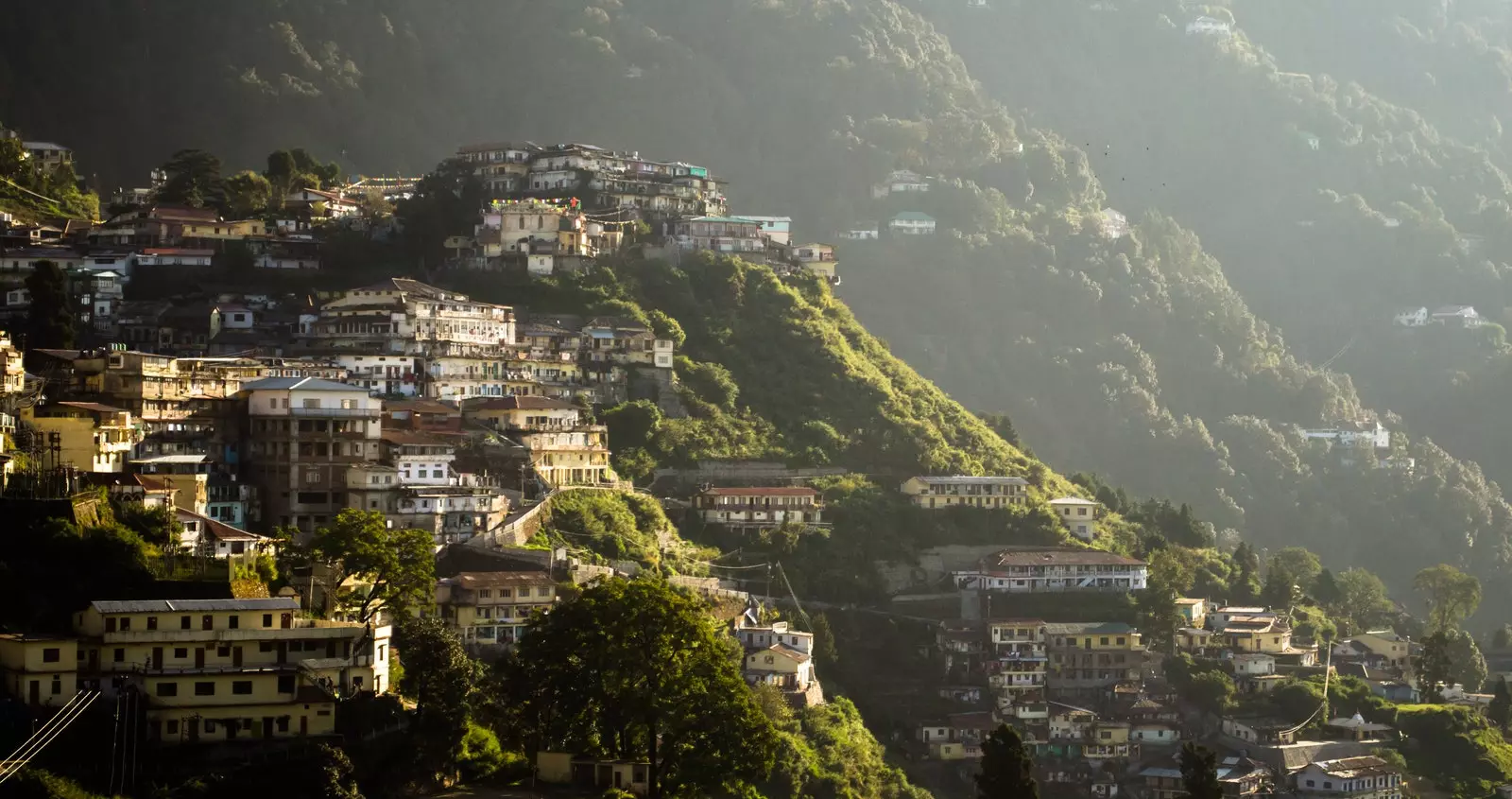 Bangunan di lereng gunung yang hijau di Landour India